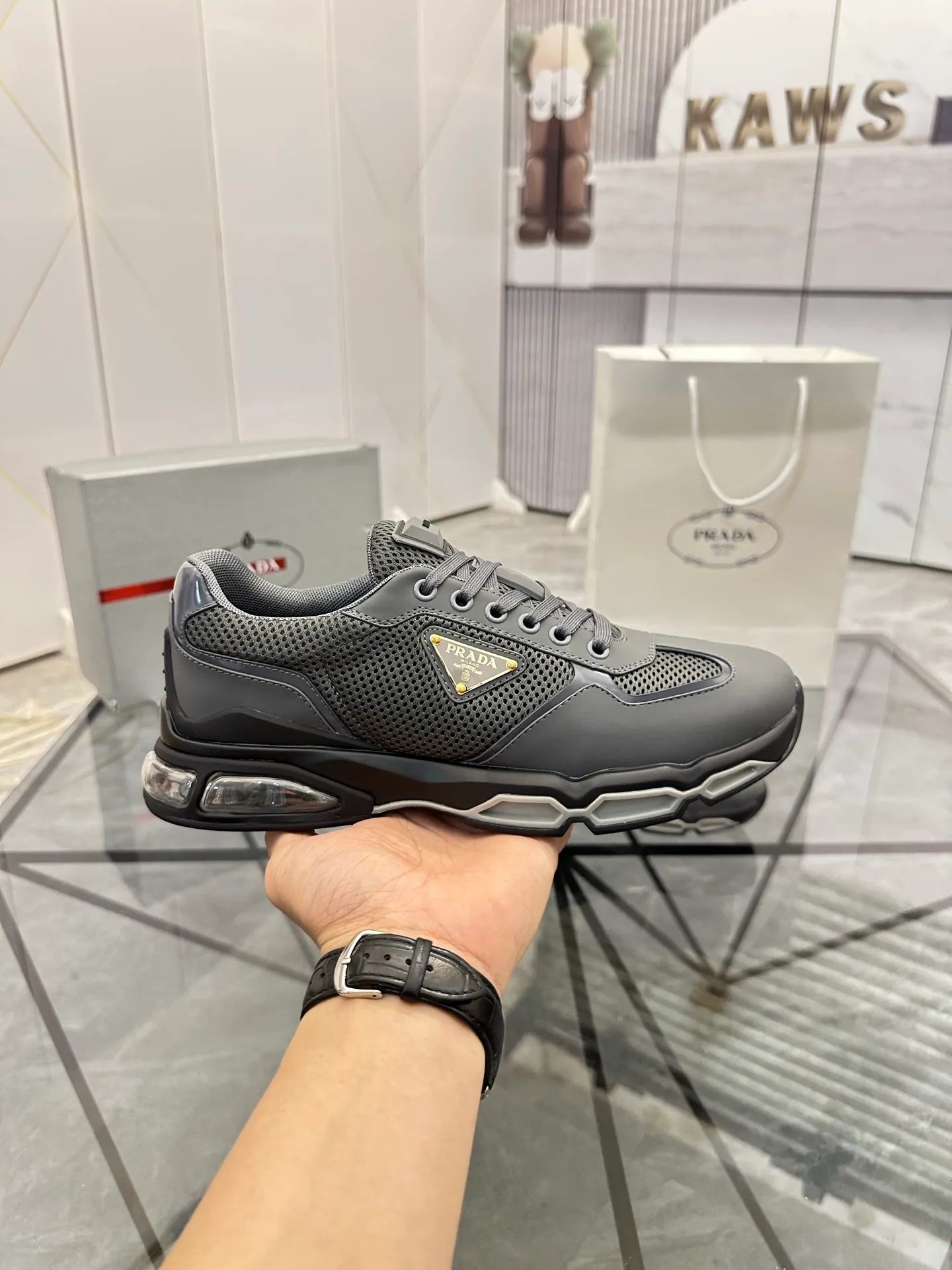 Men's shoes for sale 💰: 💰P660¥ High-end top quality Product trademark: Prada *"Prada*" low-top casual shoes Regular size: 38-45 (can be customized to 46) Product materials: Upper imported first-layer cowhide spliced ​​with original fabric, breathable lining, cowhide foot pads, original air cushion outsole. No.: 001
